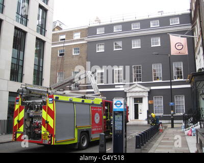 Feuerwehrleute besuchen die Szene in der Grafton Street, London, nachdem gegen 5.30 Uhr ein Brand in einem fünfstöckigen Gebäude ausbrach. Stockfoto