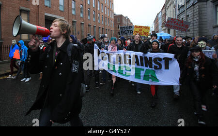 Internetnutzer führen in Dublin einen protestmarsch gegen die von der irischen Regierung und der EU umgesetzten SOPA- (Stop Online Piracy Act) und ACTA- (Anti-Counterfeiting Trade Agreement) Gesetze durch. DRÜCKEN SIE VERBANDSFOTO. Bilddatum: Samstag, 4. Februar 2012. Die Demonstranten marschierten vom Parnell Square in den Gärten des Gedenkens zum Leinster House. Bildnachweis sollte lauten: Niall Carson/PA Wire Stockfoto