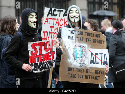 Internet-Nutzer halten einen protestmarsch in Dublin gegen SOPA (Stop Online Piracy Act) und ACTA (Anti-Counterfeiting Trade Agreement) Gesetze, die von der irischen Regierung und der EU umgesetzt werden. Stockfoto