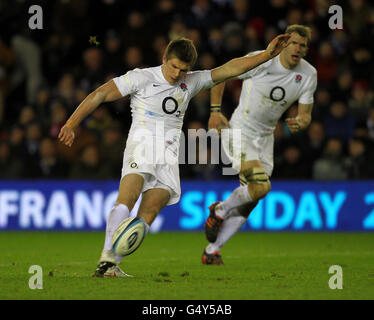 Rugby Union - RBS 6 Nations Championship 2012 - Schottland gegen England - Murrayfield. Der englische Owen Farrell schlägt eine Strafe Stockfoto