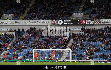 Während des Spiels der fünften Runde des Scottish Cup im Ibrox Stadium, Glasgow, sind leere Sitze um Ibrox verstreut. Stockfoto