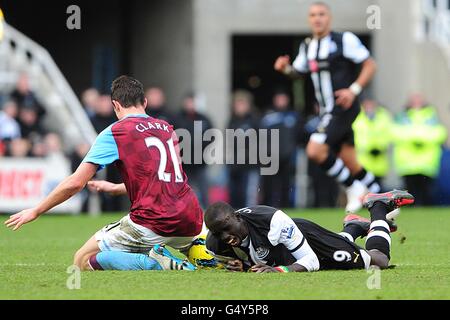 Fußball - Barclays Premier League - Newcastle United / Aston Villa - Sports Direct Arena. Papiss Cisse von Newcastle United (rechts) reagiert auf eine Herausforderung von Ciaran Clark von Aston Villa Stockfoto