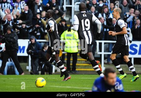 Papiss Cisse von Newcastle United (links) feiert ihr zweites Tor Des Spiels Stockfoto