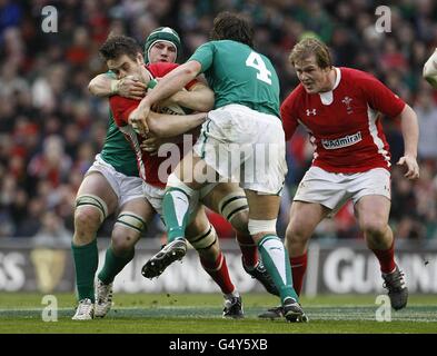 Ryan Jones von Wales wird von Donncha O'Callaghan in Angriff genommen (rechts) Und Sean O'Brien (links) Stockfoto