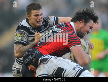 Rugby League - Stobart Super League - Hull FC gegen Warrington Wolves - KC Stadium. Tony Martin und Danny Nicklas von Hull FC bekämpfen das Trent Waterhouse von Warrington Wolves Stockfoto