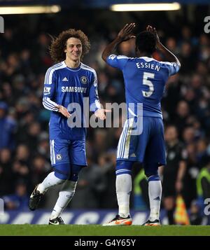 Chelsea's David Luiz (links) feiert mit Teamkollege Michael Essien danach Erzielte das dritte Tor seiner Seite des Spiels Stockfoto