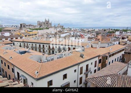 La Seu Kathedrale, Dächer und Ozean Horizont in Palma De Mallorca, Balearen, Spanien am 4. April 2016. Stockfoto