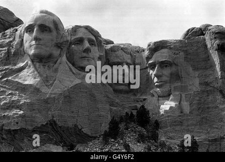 Mount Rushmore, Amerikas Schrein der Demokratie in Bergskulptur in den Black Hills von South Dakota 'geschrieben'. Die Rockköpfe von vier ehemaligen Präsidenten - Washington, Jefferson, Roosevelt und Lincoln sind ein nationales Denkmal der amerikanischen Geschichte. * Sie sind ein herausragendes Zeugnis der Arbeit des Bildhauers Gutzon Borglum, der das Kolosseum-Projekt im Jahr 1927 begann. Jeder Kopf ist 60ft hoch und skaliert, um Männer 465 ft groß, wenn vollständig geschnitzt. Jede Nase ist 20ft lang, die Augen 11ft breit und Lincolns Maulwurf ist 15 Zoll breit. Stockfoto