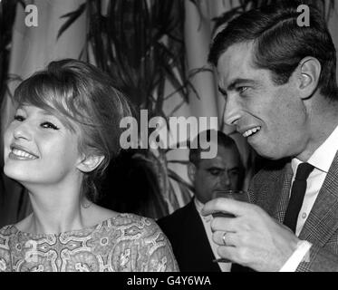 PA Photo 14/12/1958 Regisseur Roger Vadim mit seiner Frau Die in Dänemark geborene Schauspielerin Annette Stroyberg im Londoner Savoy Hotel Empfang durch Filmproduzent Carl Foreman für ihr neues Kommender Film „die Waffen von Navarone“ Stockfoto