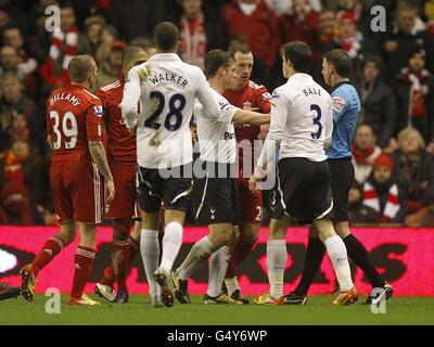 Fußball - Barclays Premier League - Liverpool / Tottenham Hotspur - Anfield. Die Stimmung zwischen Gareth Bale von Tottenham Hotspur und den Spielern von Liverpool wird angekurbeln Stockfoto