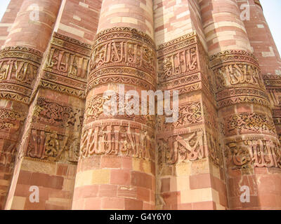 Wunderschönen kunstvollen Schnitzereien auf Qutb Minar, die höchste gemauerte Minarett in der Welt in Delhi, Indien Stockfoto