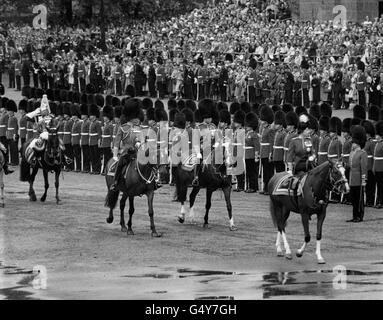 ** Low-res scanned off Print** Königin Elizabeth II, in Uniform der Grenadier Guards, reitet ihr Pferd Imperial während der Trooping the Color Ceremony in Horse Guards Parade, London. Hinter dem Rücken befinden sich der Duke of Gloucester (Zentrum) und der Duke of Edinburgh. Stockfoto