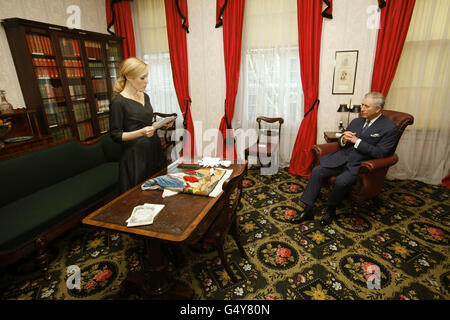 Die Schauspielerin Gillian Anderson liest dem Prince of Wales ein Charles Dickens Buch vor, während er das Charles Dickens Museum besucht, während er London zum 200. Geburtstag von Charles Dickens besucht. Stockfoto