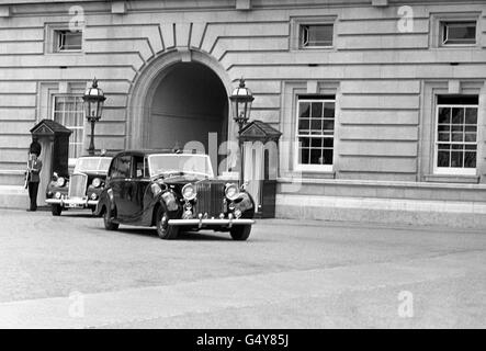 Zwei Autos verlassen die Privy Purse Door des Buckingham Palace und fahren zum Deanery, Windsor Castle. Im ersten Auto sind die Herzogin von Windsor, Grace, Gräfin von Dudley, und Brigadier Douglas Greenacre. Hinter ihnen im zweiten Auto sind die Hon Mary Morrison, John Utter, Privatsekretär des Herzogs von Windsor, und Dr. Antenucci, Arzt der Herzogin von Windsor. Stockfoto