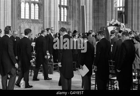 Der Sarg des Herzogs von Windsor, getragen von einer Trägerpartei der Prince of Wales Company, dem ersten Bataillon der Welsh Guards in Prozession in der St. George's Chapel, Windsor Castle. Dem Sarg folgen Royal Mourners, der Herzog von Edinburgh, der Prinz von Wales und Prinz William von Gloucester. Stockfoto