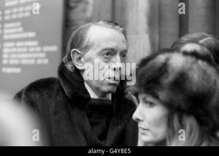 Der Kritiker, Schriftsteller und Theaterproduzent Kenneth Tynan vor der Farm Street Jesuit Church in London, nachdem er den Gedenkgottesdienst für den britischen Künstler Dominic Elwes besucht hatte. Stockfoto