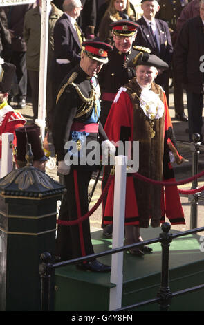 Der Herzog von Edinburgh, Oberst des Royal Gloucestershire, Berkshire and Wiltshire Regiment, geht mit der Bürgermeisterin von Windsor spazieren, nachdem sie die Freiheit von Windsor und Maidenhead im Namen des Regiments akzeptiert hat. *nach Erhalt der höchsten Ehre des Royal Borough marschierten Mitglieder des Regiments, das im Kosovo gedient hat und bald eine zweijährige Dienstreise in Nordirland beginnen wird, durch die Straßen von Windsor. Stockfoto