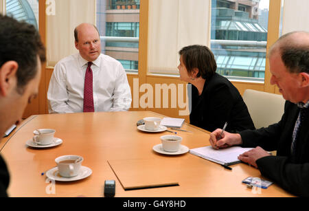 Stephen Hester, Vorsitzender der Royal Bank of Scotland, spricht mit Journalisten in seinem Büro in der City of London über seine jüngste Entscheidung, seinen jährlichen Unternehmensbonus nicht anzunehmen. Stockfoto