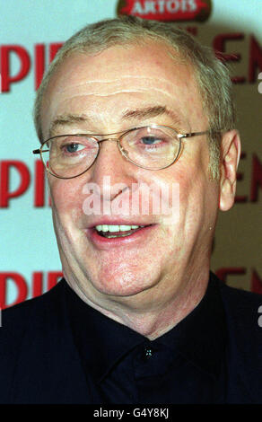 Der Schauspieler Michael Caine erhielt einen Preis für sein Lebenswerk bei den Empire Film Awards 2000 in London. *16/11/2000 Michael Caine, der eine Ritterschaft für die Dienste zum Drama erhalten wird. Mit 67 Jahren bleibt der in Bermondsey geborene Sohn eines Fischporters in Billingsgate und einer Londoner Charwoman ein produktiver Filmschauspieler, der für seine Filmdarstellungen ein Vermögen und eine treue Anhänger angehäuft hat, darunter der bebrillte Harry Palmer in den Spionagenthrillern von Len Deighton, Cockney Lothar Alfie Elkins in Alfie, Und Charlie Croker im italienischen Job. 1993 erhielt er einen CBE, der nun zu einem aufgewertet wurde Stockfoto