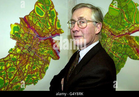 Britains erste Lärmkarte einer Stadt wurde vom Umweltminister Michael Meacher am NEC in Birmingham vorgestellt. Auf der Karte des Stadtrats von Birmingham werden die Lärmpegel der Stadt bei Tag und Nacht beschrieben. * Bild zeigt Michael Meacher mit Lärmkarten von Birmingham bei Tag und bei Nacht (rechts). Stockfoto