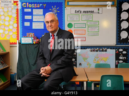 Ofsted Chief Inspector Sir Michael Wilshaw bei einem Besuch der Fairlawn Primary School in Honor Oak im Südosten Londons. Stockfoto