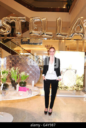 Stella McCartney stellt ihr neues Parfüm L.I.L.Y bei Selfridges in London vor. Stockfoto