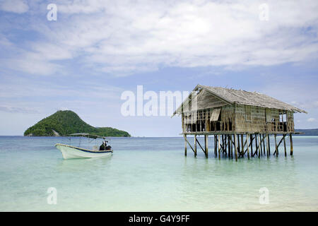 Tauchboot und Wasser-Hütte, mit Blick auf Insel Kri und Dampier-Straße. Raja Ampat, Indonesien Stockfoto