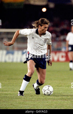 Fußball - WM Italia 90 - Gruppe F - England gegen Holland. CHRIS WADDLE AUS ENGLAND Stockfoto