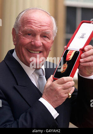 Sir Henry Cooper. Der ehemalige britische Schwergewicht-Boxmeister Sir Henry Cooper, nachdem er bei einer Investiturzeremonie im Buckingham Palace zum Ritter geschlagen wurde. Stockfoto