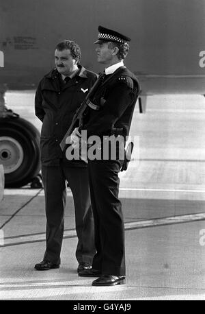 Ein bewaffneter Polizist steht auf dem Flughafen Heathrow als Wache, als Premierministerin Margaret Thatcher zu einer vier-Nationen-Tour durch Afrika aufbricht, wo sie Marokko, Simbabwe, Malawi und ein Militärlager nahe der Grenze zu Mosambik besuchen soll. Stockfoto