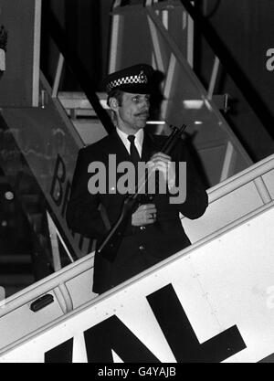 Bewaffnete Polizei am Flughafen Heathrow, wo die Sicherheit für die Ankunft des amerikanischen Außenministers George Shultz streng war. Er flog von Kairo auf die letzte Etappe seiner Nahost-Tour, zu Gesprächen mit Außenminister Sir Geoffrey Howe. Stockfoto