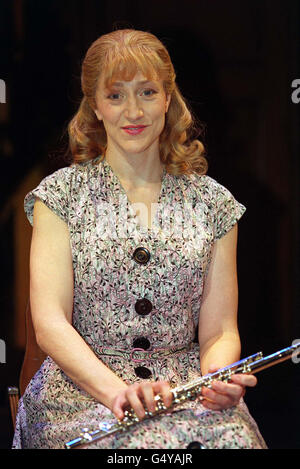 Die amerikanische Schauspielerin Edie Falco (von den Fernsehern The Sopranos) spielt die Rolle von Terry in der Michael Mayer-Theaterproduktion von Side man im Apollo Theatre, Shaftesbury Avenue, London. Stockfoto