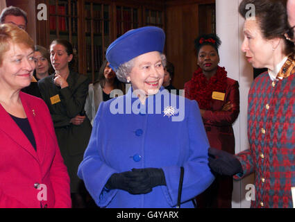 Queen Elizabeth II (C) spricht mit der Prinzessin Royal (R) und Dame Helen Reeves (L), Chief Executive von Victim Support, während eines Treffens mit Mitgliedern des Freiwilligensektors im London Marriott Hotel, County Hall. * die Königin und Prinzessin Anne nahmen am Start der neuen Freiwilligenrekrutierungskampagne von Victim's Support Teil und treffen Freiwillige, von denen einige Opfer von Verbrechen waren. Stockfoto