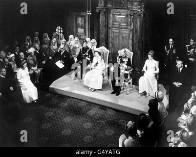 Königin Elizabeth II. Liest die Rede vom Thron während der Staatseröffnung des Parlaments in Wellington, Neuseeland. Der Premierminister, der RT Hon. Keith Holyoake, ist auf der linken Seite von Prinz Charles und der Führer der Opposition ist auf der rechten Seite von Prinzessin Anne. Stockfoto