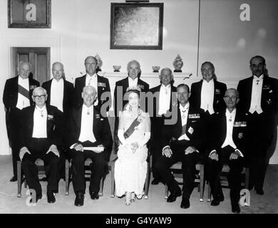 Die Privy Council-Sitzung im Govermnet House, Wellington, Neuseeland. Erste Reihe, von links nach rechts; Sir Kenneth Gresson; Keith Holyoake (Premierminister); Queen Elizabeth II; der Herzog von Edinburgh; und Sir Harold Barrowclough. Hintere Reihe, von links nach rechts; Sir Michael Adeane (Privatsekretär der Königin); Sir Alexander Turner; Sir Richard Wild (Chieff Justice of New Zealand); Jack Marshall (stellvertretender Premierminister); Sir Alfred North; Sir Thaddeus McCarthy und Sir Godfrey Agnew (Clark to the Privy Council). Stockfoto