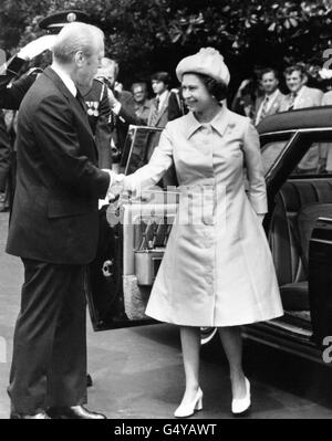 Präsident Gerald Ford begrüßt Königin Elizabeth II bei der Ankunft im Weißen Haus, in Washington, D.C. Stockfoto