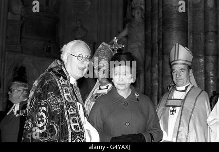 Königin Elizabeth II. Mit dem Dekan der Westminster Abbey, dem Hochwürdigen Edward Carlenter, Left, dem Erzbischof von Canterbury, Dr. Robert Runcie (Hintergrund) und dem Erzbischof von York, Dr. Stuart Blanch, Nach ihrer Ankunft in der Abtei für den Gottesdienst vor ihrer Einweihung der Dritten Generalsynode der Church of England. Stockfoto