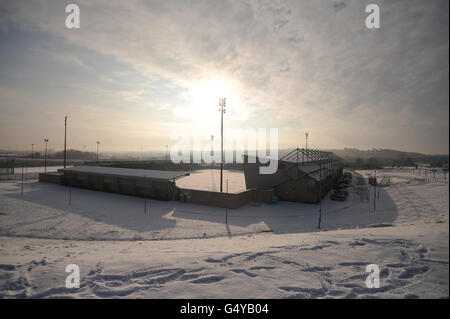 Schnee bedeckt die Gegend um Northampton Town's Sixfields Stadium, nach Nachtschnee. Stockfoto