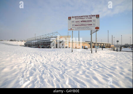 Schnee bedeckt die Gegend um Northampton Town's Sixfields Stadium, nach Nachtschnee. Stockfoto