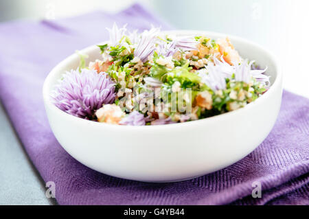 Taboulé Salat, nur mit Schnittlauch Blüten statt der Zwiebeln. Stockfoto