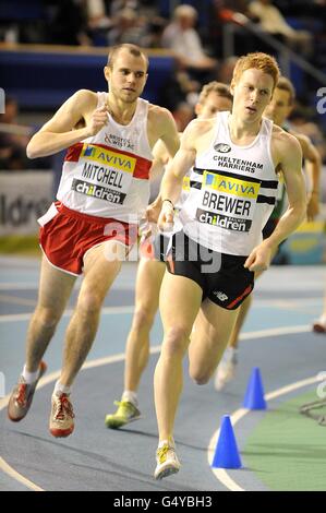 Leichtathletik - Aviva Indoor UK Trials und Championships - erster Tag - English Institute of Sport. Die Briten James Brewer (rechts) und Steve Mitchell (links) treten in den 1500-Meter-Läufen der Männer an Stockfoto