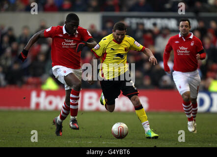 Fußball - npower Football League Championship - Nottingham Forest / Watford - City Ground. Guy Moussi von Nottingham Forest kämpft mit Mark Yeates von Watford um den Ballbesitz Stockfoto