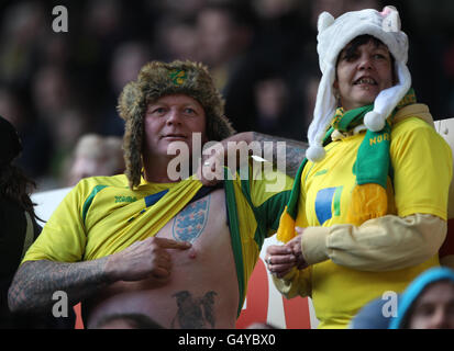 Ein Fan von Norwich City zeigt den Fans von Swansea City während des Spiels der Barclays Premier League im Liberty Stadium, Swansea, sein England-Tattoo auf seiner Brust. Stockfoto