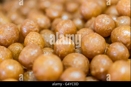 Lokma - türkische Dessert am Marktstand Stockfoto