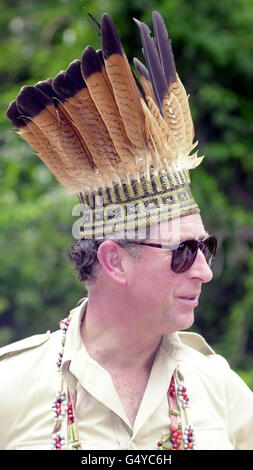 Der Prinz von Wales trägt ein indianisches Kopfkleid während eines Besuchs im Iwokrama Regenwald, in Guyana, während seiner Karibik Tour. Stockfoto