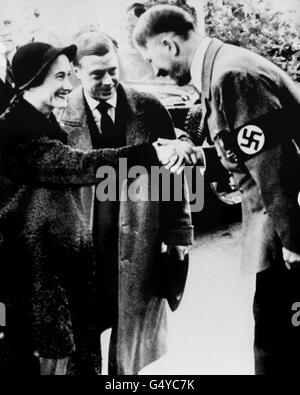 Der Herzog und die Herzogin von Windsor bei ihrem umstrittenen Treffen mit dem deutschen Führer Adolf Hitler in München. Die Sorge des Kriegsministers Winston Churchill, dass sich der Herzog von Windsor offen mit den Nazis verbhandelte, zeigt sich in den lang gehüften Dokumenten, die veröffentlicht wurden. Stockfoto