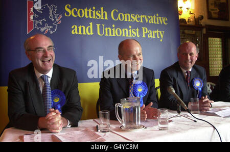 L-R: Der Führer der schottischen Konservativen David McLetchie, der Führer William Hague und der Ayr-Kandidat John Scott auf dem Wahlkampf für die Nachwahl in Ayr. Stockfoto