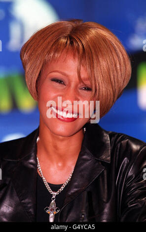 Filebild, datiert 17. Februar 1999, die amerikanische Sängerin Whitney Houston macht für ihre Fans einen seltenen Auftritt im HMV-Store im Oxford Circus, London. Stockfoto