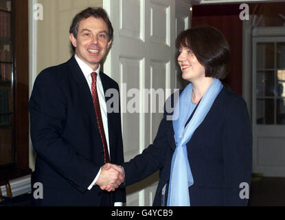 Der britische Premierminister Tony Blair begrüßt Frau Janet Saunders, die Krankenschwester für die Akutversorgung älterer Menschen im St. Martin's Hospital, Bath und dem West Community NHS Trust, vor einem Krankenpflegeseminar im Kabinettsaal in der Nr.10 Downing Street in London. Stockfoto