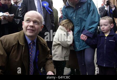 Die Zwillinge Jennifer und Scott Black, vier Jahre, können sich beim Streifgang in Ayr mit dem lokalen Kandidaten John Scott gegen den konservativen Führer William Hague nicht erwärmen, um sich auf die bevorstehende Nachwahl in Ayr vorzubereiten. Stockfoto